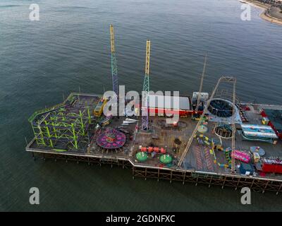 Blick auf die Luftdrohne von Blackpool, Pleasure Beach, Pier Golden Mile Sandcastle Water Park New Rollercoaster Icon Big One Pepsi Max Big Dipper Theme Park Stockfoto