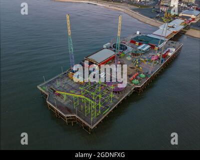 Blick auf die Luftdrohne von Blackpool, Pleasure Beach, Pier Golden Mile Sandcastle Water Park New Rollercoaster Icon Big One Pepsi Max Big Dipper Theme Park Stockfoto