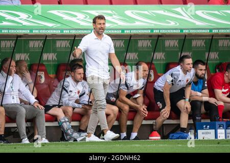 Augsburg, Deutschland. August 2021. Fußball: Bundesliga, FC Augsburg - TSG 1899 Hoffenheim, Matchday 1 in der WWK Arena. Markus Weinzierl aus Augsburg folgt dem Spiel. Quelle: Matthias Balk/dpa - WICHTIGER HINWEIS: Gemäß den Bestimmungen der DFL Deutsche Fußball Liga und/oder des DFB Deutscher Fußball-Bund ist es untersagt, im Stadion und/oder vom Spiel aufgenommene Fotos in Form von Sequenzbildern und/oder videoähnlichen Fotoserien zu verwenden oder zu verwenden./dpa/Alamy Live News Stockfoto