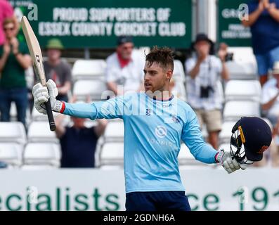 Chelmsford, Großbritannien. August 2021. CHELMSFORD ENGLAND - AUGUST 14: Essex's Josh Rymell feiert sein Jahrhundert während des Royal London One-Day Cup zwischen Essex Eagles und Yorkshire Vikings am 14. August 2021 auf dem Cloudfm County Ground in Chelmsford, England Credit: Action Foto Sport/Alamy Live News Stockfoto