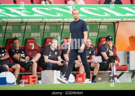 Augsburg, Deutschland. August 2021. Fußball: Bundesliga, FC Augsburg - TSG 1899 Hoffenheim, Matchday 1 in der WWK Arena. Trainer Sebastian Hoeneß aus Hoffenheim folgt dem Spiel. Quelle: Matthias Balk/dpa - WICHTIGER HINWEIS: Gemäß den Bestimmungen der DFL Deutsche Fußball Liga und/oder des DFB Deutscher Fußball-Bund ist es untersagt, im Stadion und/oder vom Spiel aufgenommene Fotos in Form von Sequenzbildern und/oder videoähnlichen Fotoserien zu verwenden oder zu verwenden./dpa/Alamy Live News Stockfoto