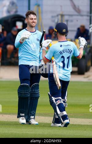 Chelmsford, Großbritannien. August 2021. CHELMSFORD ENGLAND - 14. AUGUST: Essex's Josh Rymell feiert sein Jahrhundert mit Essex's Adam Wheater während des Royal London One-Day Cup zwischen Essex Eagles und Yorkshire Vikings am 14. August 2021 auf dem Cloudfm County Ground in Chelmsford, England Credit: Action Foto Sport/Alamy Live News Stockfoto