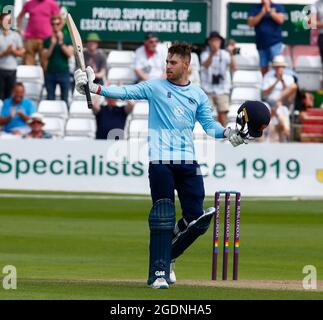 Chelmsford, Großbritannien. August 2021. CHELMSFORD ENGLAND - AUGUST 14: Essex's Josh Rymell feiert sein Jahrhundert während des Royal London One-Day Cup zwischen Essex Eagles und Yorkshire Vikings am 14. August 2021 auf dem Cloudfm County Ground in Chelmsford, England Credit: Action Foto Sport/Alamy Live News Stockfoto