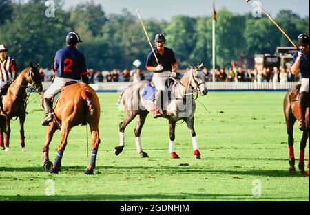 Prince Charles spielt Polo, Cartier International Polo, Guards Polo Club, Smith's Lawn, Windsor, In Den Bergen. VEREINIGTES KÖNIGREICH Stockfoto