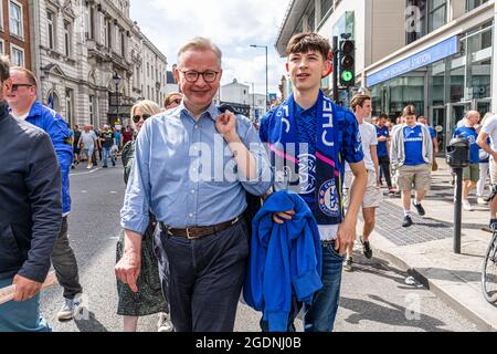 London, Großbritannien, 14. August 2021. Michael Gove, Kanzler des Herzogtums Lancaster und Minister für das Kabinett kommt am Eröffnungstag der englischen Premier League an der Stamford Bridge an, um an dem Spiel Chelsea gegen Crystal Palace teilzunehmen. Fußballfans dürfen zum ersten Mal mit voller Kapazität teilnehmen, da die Sperrbeschränkungen gelockert wurden. Credit amer Ghazzal/Alamy Live News Stockfoto