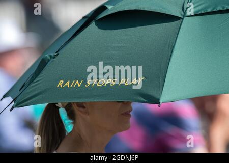 Weibliche Cricket-Fans, die beim Royal London One-Day Cup 2021 einen Regenschirm für Schatten benutzen, während sie die Cricket-Mannschaft der Nottinghamshire Outlaws beobachten. Stockfoto