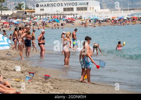 Bild zeigt: Abkühlung auf einem Paddelbrett auf dem Meer Briten sizeln heute in Fuengirola Spanien bei sengenden Temperaturen, da es noch heißer war Stockfoto