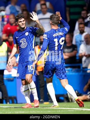 Chelsea's Christian Pulisic (links) feiert mit seinem Teamkollegen Mason Mount, nachdem er beim Premier League-Spiel in Stamford Bridge, London, das zweite Tor seiner Mannschaft erzielt hatte. Bilddatum: Samstag, 14. August 2021. Stockfoto