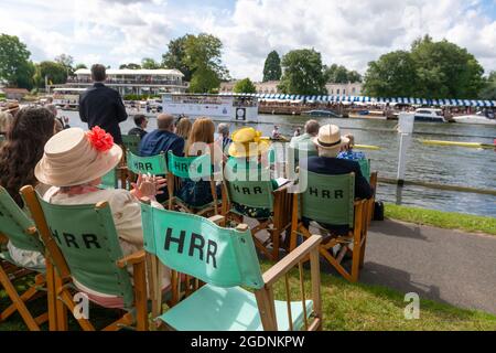 Henley auf der Themse, Großbritannien. 14. August 2021. Nach der Absage der Regatta 2020 ist die Henley Royal Regatta wieder da! Es mag eine andere Jahreszeit sein, aber es ist unmissverständlich Henley. Der Skibbereen Rowing Club und das University College, Cork, Irland, nahmen am Double Sculls Challenge Cup Teil, wo sie die Oxford Brookes University um 3/4 Stunden besiegten. Kredit: Gary Blake/Alamy Live Nachrichten Stockfoto