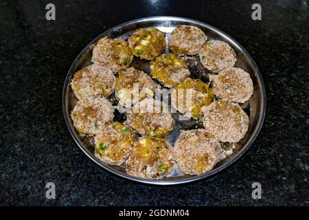 Indische rote würzige Snacks mit Kartoffeln & Coccinia zu Hause. Stockfoto