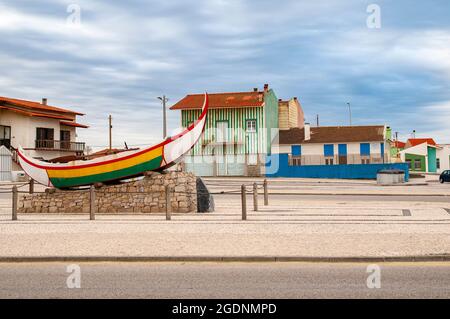 Traditionelle bunte Portugiesische Fischerboot an Vieira de Leiria ist ein portugiesisches Dorf und auch eine Pfarrei, in der Gemeinde von Marinha Grande, Port Stockfoto