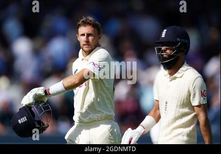 Die Engländerin Joe Root (links) und Moeen Ali am dritten Tag des zweiten Testmatches in Lord's, London. Bilddatum: Samstag, 14. August 2021. Stockfoto