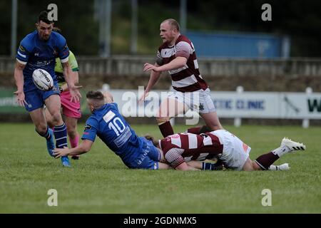 Hawick, Großbritannien. August 2021. Aktion der Hawick 7s am Samstag, 14. August 2021 in Mansfield, Hawick. Kieran Hayes (JedForest RFC) ging im Poolspiel gegen Watsonians gegen den Ball an Teamkollege Lewis Young (JedForest RFC). Kredit: Rob Gray/Alamy Live Nachrichten Stockfoto