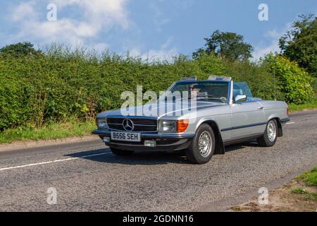 1984 80s Mercedes Benz 280 SL Auto 2746cc Benziner in Silber, auf dem Weg zur Capesthorne Hall classic July Car Show, Ceshire, UK Stockfoto