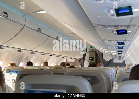 Estland, Tallinn, 31.06.2021 - modernes Interieur des Airbus A220-300 airBaltic mit Passanten Stockfoto