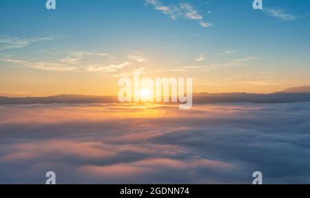 Schöner Morgenaufgang und Nebel fließen über den Berg in Ai yerweng, Yala, Thailand Stockfoto