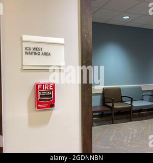 Atlanta, GA USA - 26. März 2021: Der Intensivwarteraum des Piedmont Hospital in Atlanta, GA. Stockfoto