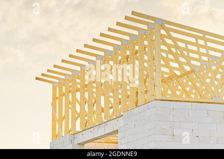 Holzrahmen Dachkonstruktion für ein neues Haus. Wohnhaus Baustelle Stockfoto