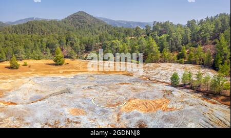 Müllhalden aus dem Kupferbergbau im Paphos-Wald, Zypern Stockfoto