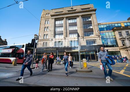 Edinburgh, Schottland, Großbritannien. August 2021. Außenansicht des neuen Scotch-Whisky-Besucherzentrums Johnnie Walker Princes Street, das im September 2021 eröffnet wird. Das neue Center befindet sich im ehemaligen Kaufhaus House of Fraser und bietet Besuchern ein immersives Erlebnis der Welt des Scotch-Whiskys. Iain Masterton/Alamy Live Nachrichten. Stockfoto