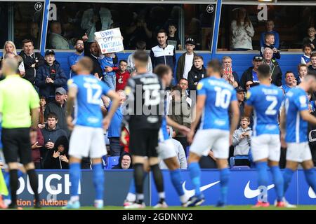 Ein junger Fan von Birmingham City hält seinem Team während des Sky Bet Championship-Spiels im St. Andrew's Billion Trophy Stadium in Birmingham ein Willkommensschild vor. Bilddatum: Samstag, 14. August 2021. Stockfoto