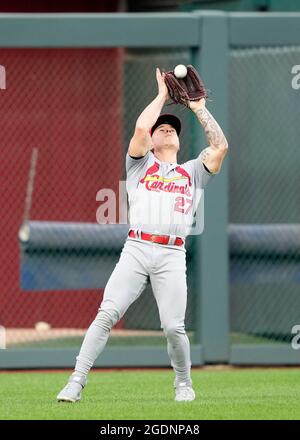 13. Aug 2021: Der linke Feldspieler Tyler O'Neill (27) von St. Louis Cardinals nimmt einen Rekord im Kauffman Stadium in Kansas City, MO, auf. Cardinals besiegte die Royals 6:0. Jon Robichaud/CSM. Stockfoto