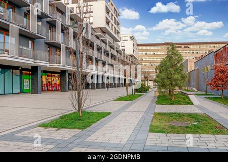 Modernes Apartmentgebäude im Zablocie Bezirk und alte Telpod Fabrik im Hintergrund gesehen, Krakau, Polen. Stockfoto