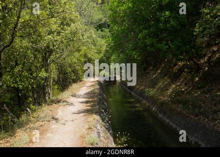 Siagne-Kanal. Im Sommer in der Nähe von Cannes an der französischen Riviera Stockfoto