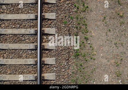 Eisenbahn Draufsicht, flaches Lay. Teil der Strecke für Züge. Luftaufnahme einer Eisenbahn von einer Drohne. Hintergrund mit Platz für Text. Glänzende Eisenschienen und Stockfoto