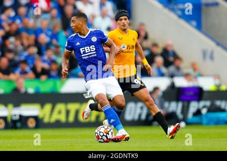 King Power Stadium, Leicester, Großbritannien. August 2021. Premier League Football, Leicester City gegen Wolverhampton Wanderers; Raul Jimenez von Wolverhampton Wanderers Schatten Youri Tielemans von Leicester City Kredit: Action Plus Sports/Alamy Live News Stockfoto