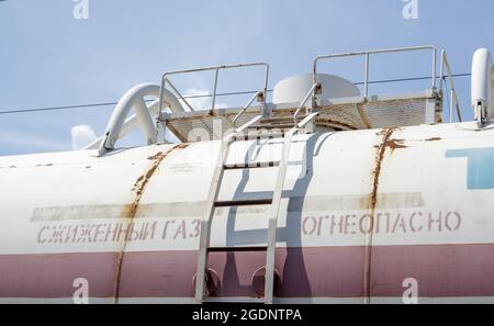 Öltransport. Erdgasspeicher. Ladetanks am Bahnhof. Geschäftskonzept. Text in russischem Flüssiggas, entflammbar. Ukraine, Stockfoto