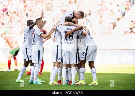 Augsburg, Deutschland. August 2021. Fußball: Bundesliga, FC Augsburg - TSG 1899 Hoffenheim, Matchday 1 in der WWK Arena. Die Hoffenheimer Spieler feiern das Tor bis 0:2. Quelle: Matthias Balk/dpa - WICHTIGER HINWEIS: Gemäß den Bestimmungen der DFL Deutsche Fußball Liga und/oder des DFB Deutscher Fußball-Bund ist es untersagt, im Stadion und/oder vom Spiel aufgenommene Fotos in Form von Sequenzbildern und/oder videoähnlichen Fotoserien zu verwenden oder zu verwenden./dpa/Alamy Live News Stockfoto