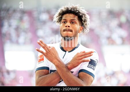 Augsburg, Deutschland. August 2021. Fußball: Bundesliga, FC Augsburg - TSG 1899 Hoffenheim, Matchday 1 in der WWK Arena. Hoffenheims Georginio Rutter feiert sein Ziel, 0:3 zu erreichen. Quelle: Matthias Balk/dpa - WICHTIGER HINWEIS: Gemäß den Bestimmungen der DFL Deutsche Fußball Liga und/oder des DFB Deutscher Fußball-Bund ist es untersagt, im Stadion und/oder vom Spiel aufgenommene Fotos in Form von Sequenzbildern und/oder videoähnlichen Fotoserien zu verwenden oder zu verwenden./dpa/Alamy Live News Stockfoto