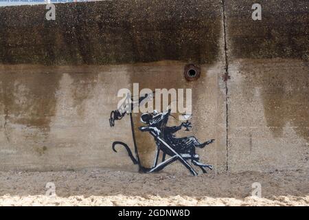 Banksy - entspannendes Rattenbild in Lowestoft, Suffolk. Gemalt als Teil der Great British Spraycation. Stockfoto