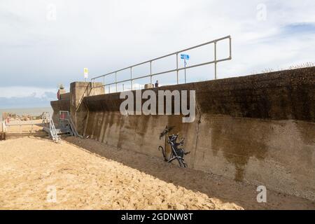 Banksy - entspannendes Rattenbild in Lowestoft, Suffolk. Gemalt als Teil der Great British Spraycation. Stockfoto