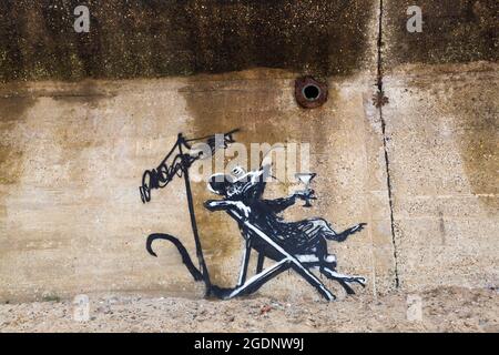 Banksy - entspannendes Rattenbild in Lowestoft, Suffolk. Gemalt als Teil der Great British Spraycation. Stockfoto