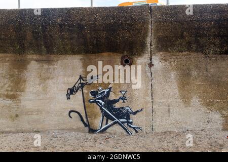 Banksy - entspannendes Rattenbild in Lowestoft, Suffolk. Gemalt als Teil der Great British Spraycation. Stockfoto