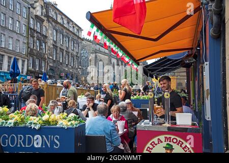 Royal Mile Edinburgh, Schottland, Großbritannien. August 2021. Sun kam für das Fringe Festival, 2. Wochenende für die zurückgeschraubt Veranstaltung in der Hauptstadt. Es kamen viele Leute an, aber nichts war wie in den Vorjahren. Im Bild: Kunden und Mitarbeiter in Gordon's Trattoria auf der High Street. Quelle: Arch White/Alamy Live News. Stockfoto