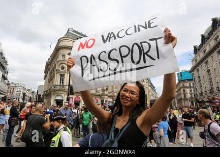 London, England, Großbritannien. August 2021. Demonstranten marschieren durch das Zentrum Londons gegen die Pläne der britischen Regierung für Impfpasspläne. (Bild: © Tayfun Salci/ZUMA Press Wire) Bild: ZUMA Press, Inc./Alamy Live News Stockfoto