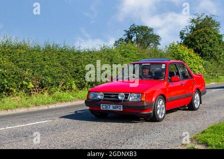 1985 80s 80er Jahre roter britischer Ford Orion Ghia GL 5-Gang-Schaltgetriebe, 1597cc Benziner 4dr Limousine auf dem Weg zur Capesthorne Hall Classic July Car Show, Ceshire, UK Stockfoto