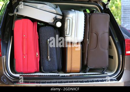 Rucksäcke Und Taschen Im Kofferraum Des Autos Stockfoto - Bild von borduhr,  umgebung: 214842262