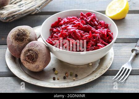 Salat mit Rote Beete und Sauerkraut. Gesunde Ernährung Stockfoto