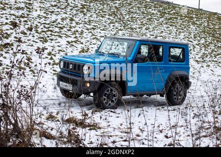 Moskau, Russland - 24. Januar 2020: Mini-SUV Suzuki Jimny auf Winterlandschaft. Seitenansicht des neuen kompakten SUV von Suzuki Stockfoto