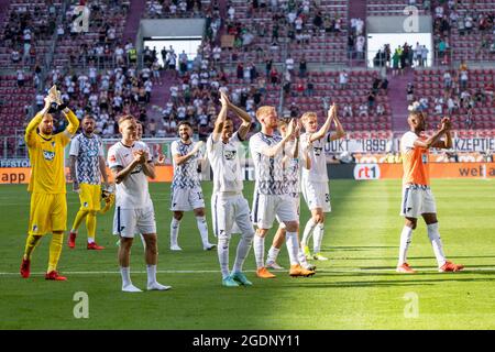 Augsburg, Deutschland. August 2021. Fußball: Bundesliga, FC Augsburg - TSG 1899 Hoffenheim, Matchday 1 in der WWK Arena. Die Hoffenheimer Spieler danken den Fans nach dem Spiel. Quelle: Matthias Balk/dpa - WICHTIGER HINWEIS: Gemäß den Bestimmungen der DFL Deutsche Fußball Liga und/oder des DFB Deutscher Fußball-Bund ist es untersagt, im Stadion und/oder vom Spiel aufgenommene Fotos in Form von Sequenzbildern und/oder videoähnlichen Fotoserien zu verwenden oder zu verwenden./dpa/Alamy Live News Stockfoto