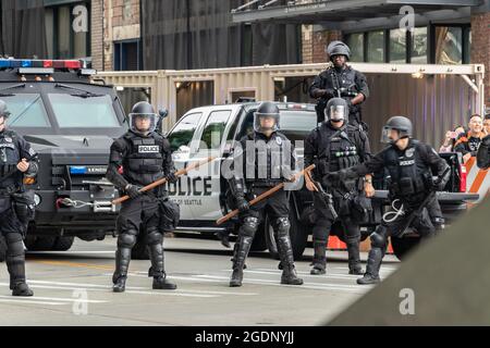 Bewaffnete Anti-Aufstand-Polizei steht bereit für Maßnahmen bei BLM und Anti-Trump-protestmarsch in Seattle, USA Stockfoto