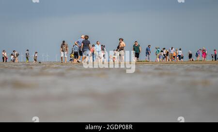 Dangast, Deutschland. August 2021. Die Leute sind am Strand von Dangast, wenn das Wetter schön ist. Kredit: Mohssen Assanimoghaddam/dpa/Alamy Live Nachrichten Stockfoto