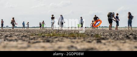Dangast, Deutschland. August 2021. Die Leute sind am Strand von Dangast, wenn das Wetter schön ist. Kredit: Mohssen Assanimoghaddam/dpa/Alamy Live Nachrichten Stockfoto