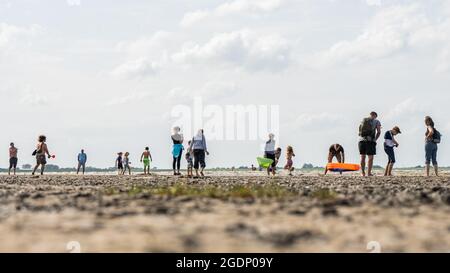 Dangast, Deutschland. August 2021. Die Leute sind am Strand von Dangast, wenn das Wetter schön ist. Kredit: Mohssen Assanimoghaddam/dpa/Alamy Live Nachrichten Stockfoto