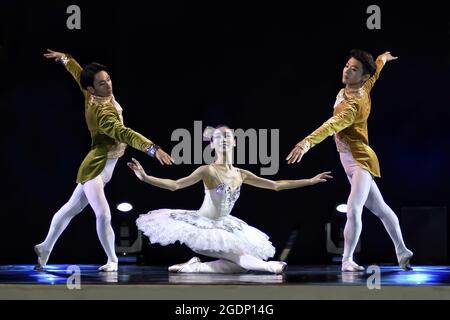 BUSAN, KOREA, SÜD - 26. Jun 2019: Drei Balletttänzer treten während des internationalen Busan Tanzfestivals in Südkorea auf der Bühne auf Stockfoto