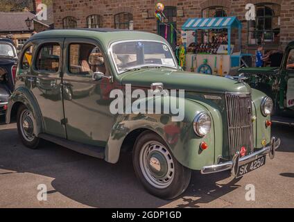 1953 Ford (SK4250) Präfekt bei der Classic Car Show, Elsecar Heritage Center, Barnsley, South Yorkshire. Stockfoto
